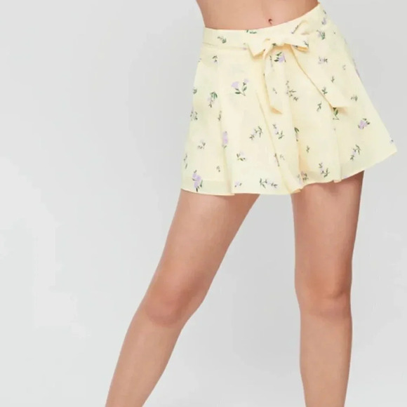 Aritzia - Little Moon Yellow Westley Shorts - Picture 3 of 13